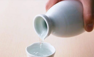 懂行人教你喝白酒,只需學會這“4招”,真假白酒立刻“現(xiàn)原形”